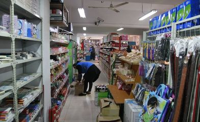 校園小賣鋪 承載幾代人回憶的角落，為何在塑料制品銷售中漸行漸遠？